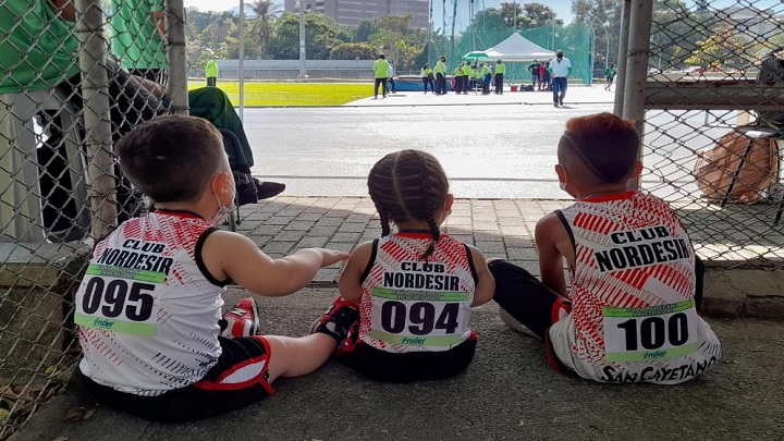 Dos deportistas de talla baja de Los Patios, en edades de 9 y 5 años, recibieron medallas de participación./Foto: cortesía