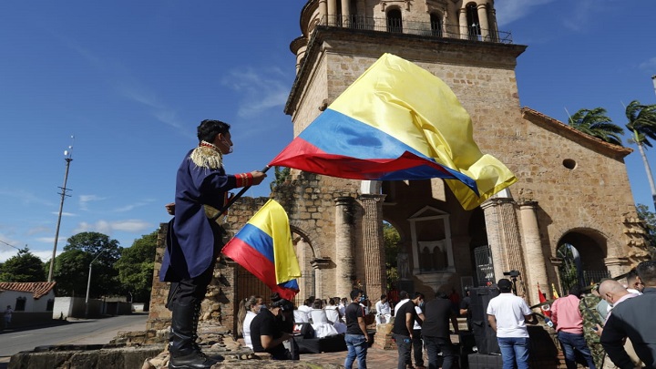 Izando la bandera de Colombia y al son del himno nacional se inició este evento conmemorativo.