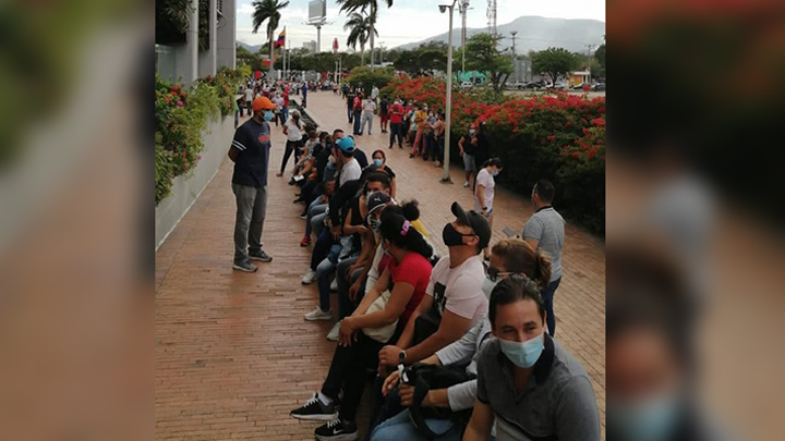 Largas filas para ser vacunados afuera del centro comercial Unicentro se registran este jueves, 29 de julio de 2021./Foto: La Opinión