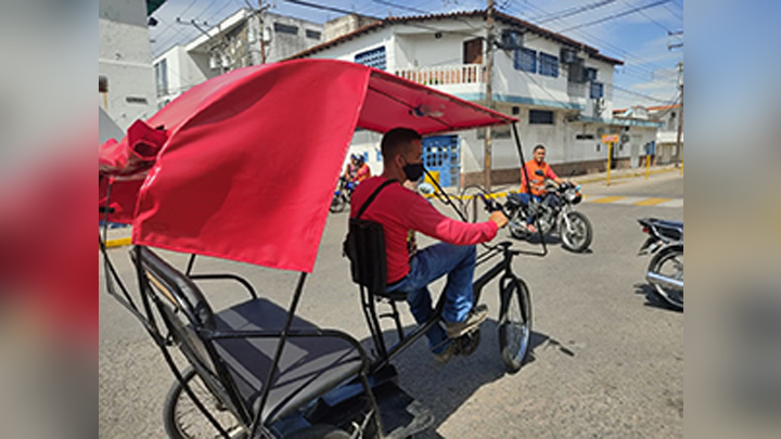 Los 'bicitaxis' se ponen de moda en la frontera de Venezuela. / Foto: Diario La Nación