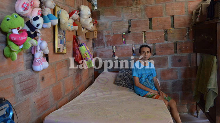 Idda García, la mamá de Adrián, duerme en la cama de su hijo desde que no está.