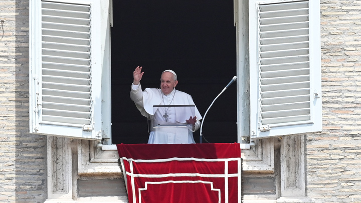 El papa "está en buen estado" y deberá permanecer internado "al menos 7 días" en el hospital Policlínico Gemelli de Roma, informó este lunes el Vaticano. / Foto: AFP