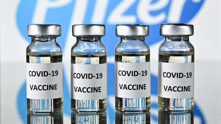Los millonarios ingresos de Pfizer por venta de vacunas covid este año