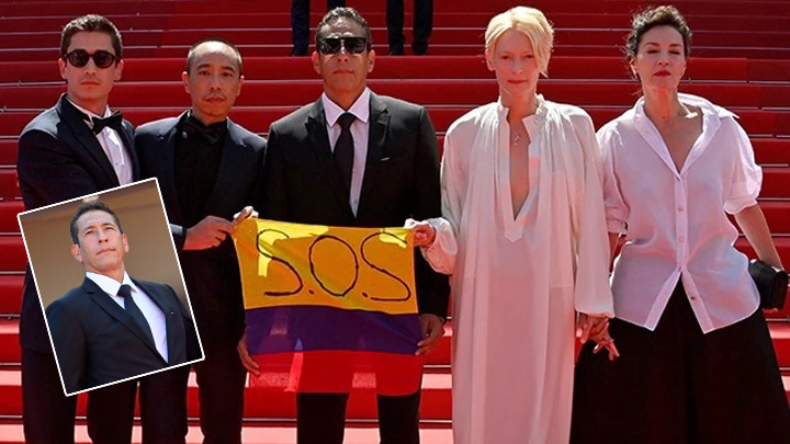 (De izquierda a derecha) El actor colombiano Juan Pablo Urrego, el director tailandés Apichatpong Weerasethakul, el actor colombiano Elkin Díaz, la actriz británica Tilda Swinton y la actriz francesa Jeanne Balibar posan con una bandera colombiana que dice "SOS" en apoyo a las protestas contra el gobierno en Colombia.