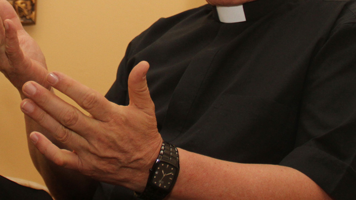 El sacerdote, de 49 años, fue suspendido de sus funciones por parte de la Iglesia Católica en marzo pasado, cuando se conoció la primera denuncia en su contra. / Foto: Colprensa