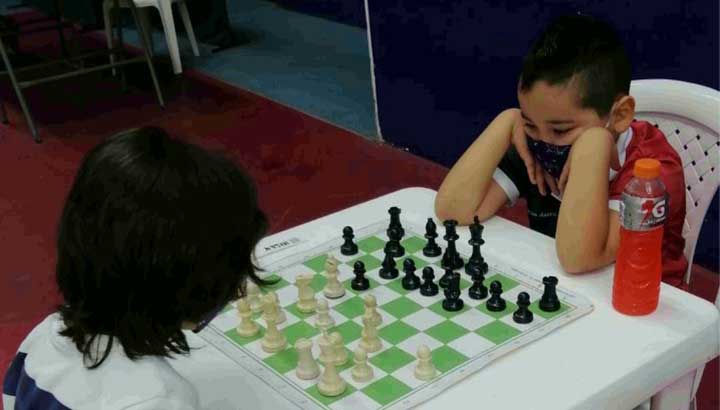 Jhojan Adrían Anavitarte (derecha), ajedrecista nortesantandereano de ocho años que empieza a mostrar su talento en el deporte ciencia.