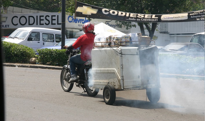 Los vehículos que más contaminan el aire son las motos 4T y los automóviles. Foto: Archivo.