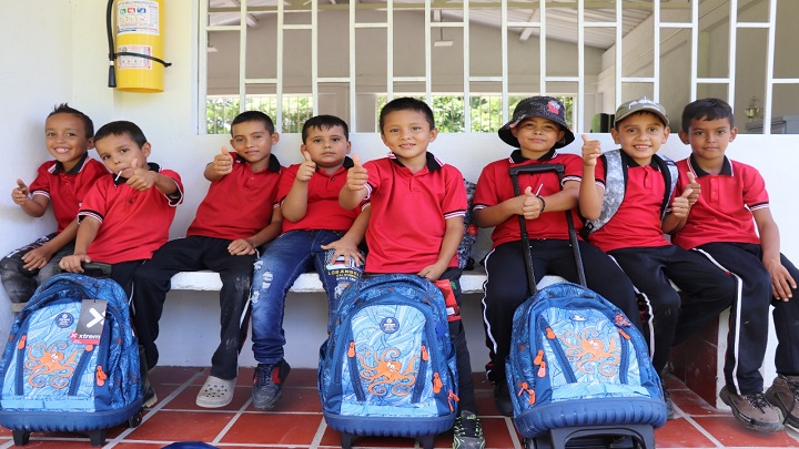 •	26 niños de la escuela de la vereda El Silencio, en el corregimiento de la Gabarra, recibieron kit escolares./ Cortesía/ La Opinión 