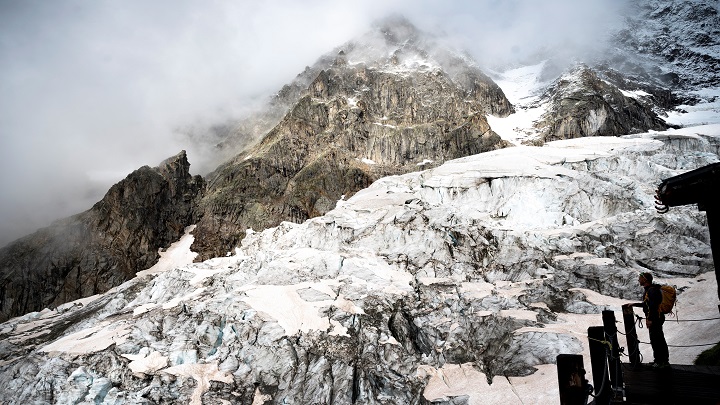 Hay temor porque el aumento de las temperaturas podría ser una amenaza para el valle que se extiende junto a la ladera del Monte Blanco. / AFP