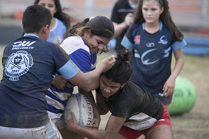 Contrario a lo que se piensa, el rugby no es un deporte solo de contacto, la evasión juega un papel importante. Foto: @juanpcohen