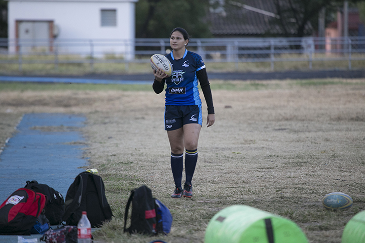 Ángela Ojeda, 22 años, lleva 6 años en la práctica del rugby. Foto: @juanpcohen