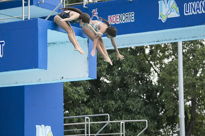 Keisha Álvarez y Hillary Mosquera saltan desde 5 metros. Foto: @juanpcohen