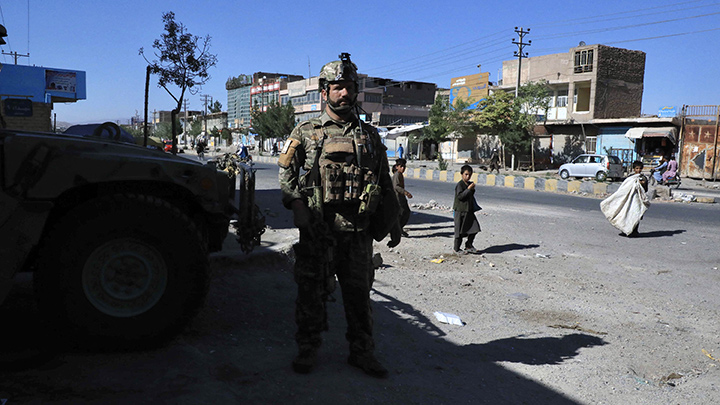 Un personal de las fuerzas de seguridad afganas monta guardia a lo largo de la carretera en Herat