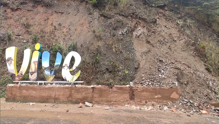 En Cácota están a punto de quedar incomunicados. El letrero de bienvenida quedó destruido a causa del derrumbe.