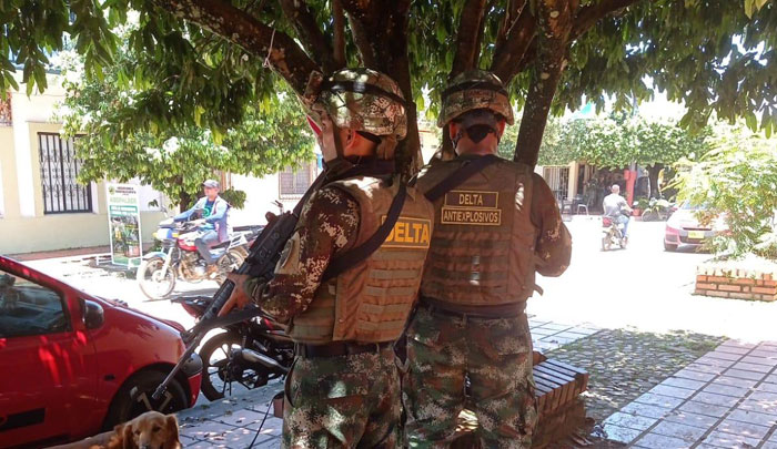 Soldados antiexplosivos del Grupo EXDE Delta de la Trigésima Brigada del Ejército verifican la situación. / Foto: Ejército