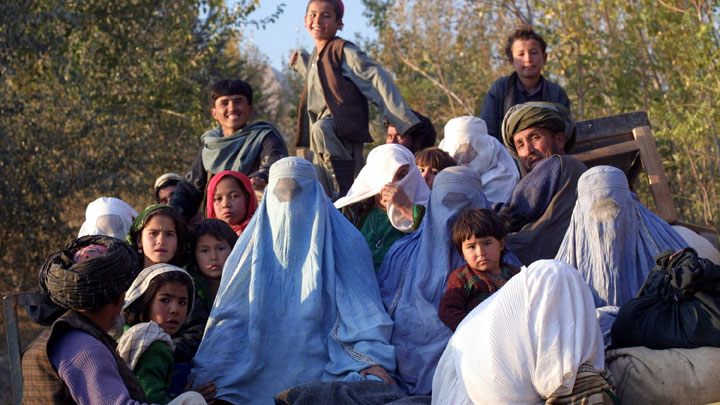 El secretario general de la ONU, Antonio Guterres, estimó "particularmente espantoso y desgarrador ver informes sobre cómo los derechos ganados con tanto esfuerzo por las niñas y las mujeres están siendo arrebatados" en las zonas bajo el control de los talibanes. / Foto: AFP