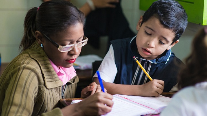 Muchachos recién graduados están impartiendo clases a los niños en varias zonas rurales del estado Táchira por falta de docentes.