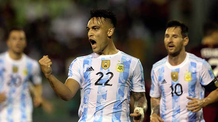 La selección de Argentina dio un paso más hacia el Mundial de Catar al vencer a Venezuela en Caracas.