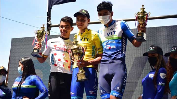 Sebastián Galvis (centro), acompañado por el subcampeón de la vuelta el santandereano Luis Torres (izquierda) y el venezolano, Arlex Méndez, tercero.