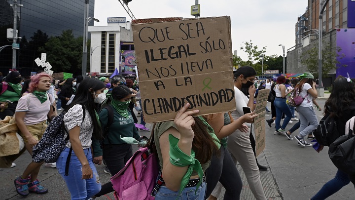 Decenas de mujeres se manifestaron este martes en Ciudad de México. /AFP