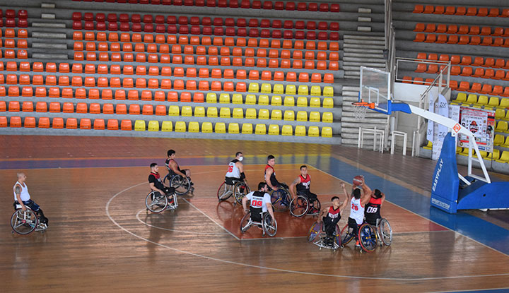 Baloncesto en silla de ruedas en la Toto Hernández. 