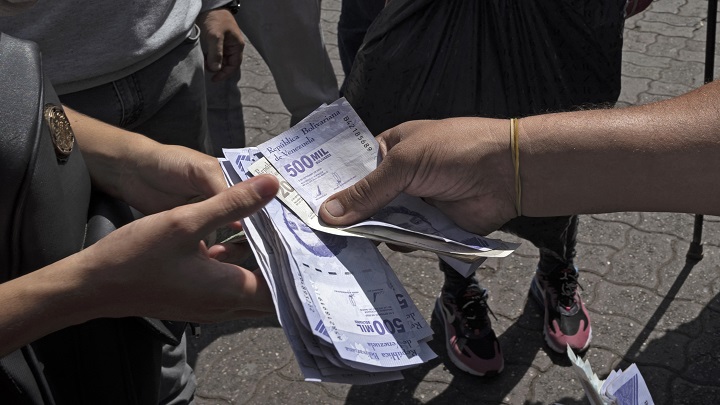 La escasez de efectivo es crónica y falta cambio en Venezuela./AFP