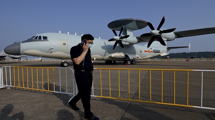 China también presentó el avión J-16D, un caza destinado a la "guerra electrónica". /AFP