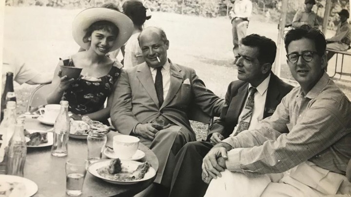 Betsy García Durán, Carlos Lleras Restrepo, Efraín Vásquez y Virgilio Barco Vargas, en la piscina de Durania, después de develar el busto del general Justo L. Durán en 1957.
