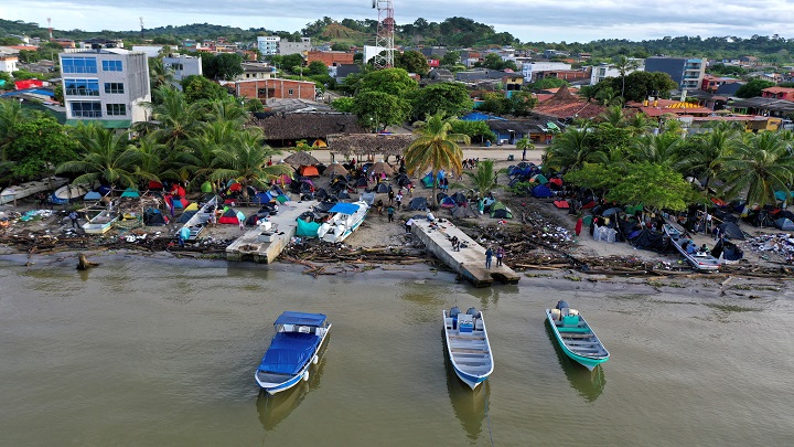 En Necoclí miles aguardan para cruzar de Colombia a Panamá. /AFP