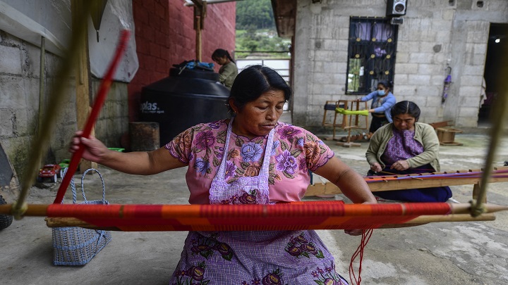 Tejedoras indígenas de un pueblo enclavado entre verdes cerros del sur de México. /AFP