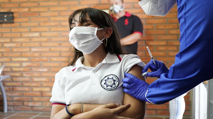 48 estudiantes de la frontera ya han sido vacunados. / Cortesía/ La Opinión 