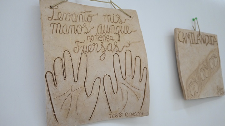 Las manos son un concepto que se maneja en toda la exposición, en alusión al trabajo de las víctimas que tejen acciones de paz.