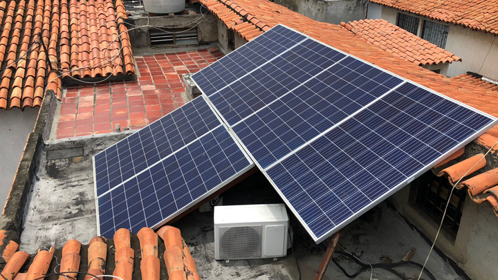 El ingeniero lleva varios años con paneles solares en la casa y según él, fue la mejor inversión/ Foto: Jorge Gutiérrez