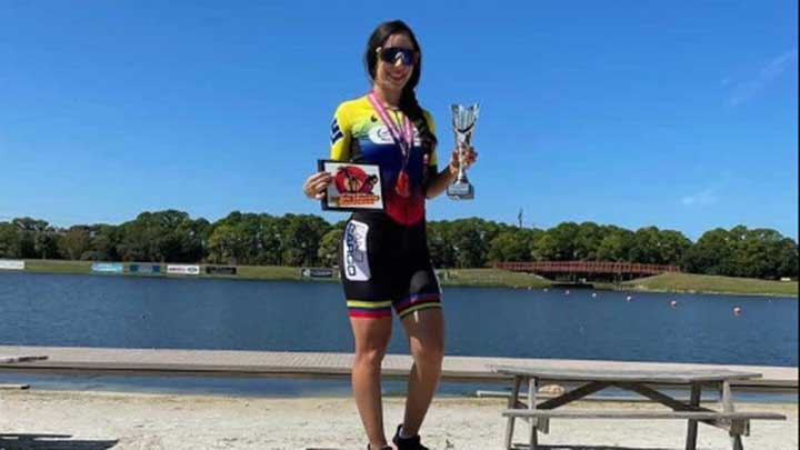  Daniela Lindarte Garaviz con el trofeo de campeona de la maratón de Sarasota, Florida 2021.
