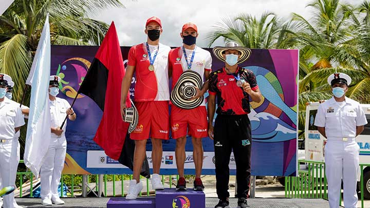 El nadador colombo-venezolano David Carrillo (primero a la derecha) ganó este domingo la medalla de bronce en la prueba de los 10 kilómetros en aguas abiertas.