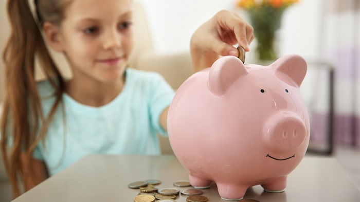 El primer paso para que los niños tengan unas buenas finanzas, está relacionado con el que puedan observar a sus padres hablar de la economía familiar.