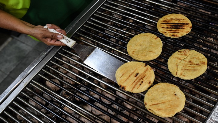 La arepa es el alimento por excelencia en Venezuela. /AFP