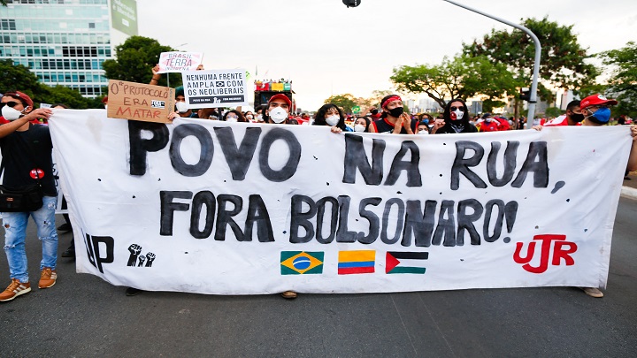 Muchas han sido las protestas de los brasileños en contra del presidente Jair Bolsonaro por el tema de la deforestacion de la Amazonía, incluso llegando a pedr su renuncia./ AFP