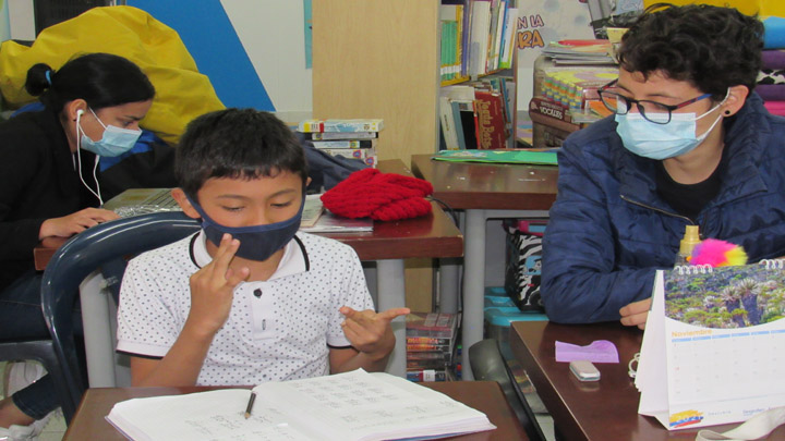 Los niños asisten a asesoría de tareas. Foto: Roberto Ospino/La Opinión.