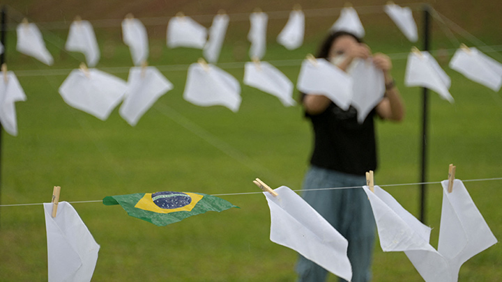 Pañuelos blancos que representan a personas que murieron por COVID-19, frente al Congreso Nacional en Brasilia