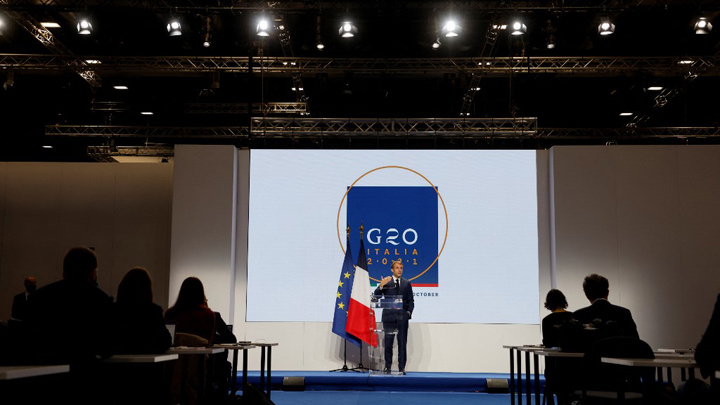 El presidente de Francia, Emmanuel Macron, se dirige a los representantes de los medios de comunicación en una conferencia de prensa en Roma, este domingo, durante la Cumbre del G20. / Foto: AFP