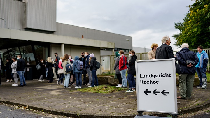 Los observadores del juicio hacen fila frente al tribunal de distrito en Itzehoe, en el norte de Alemania, antes de iniciar el juicio. /AFP