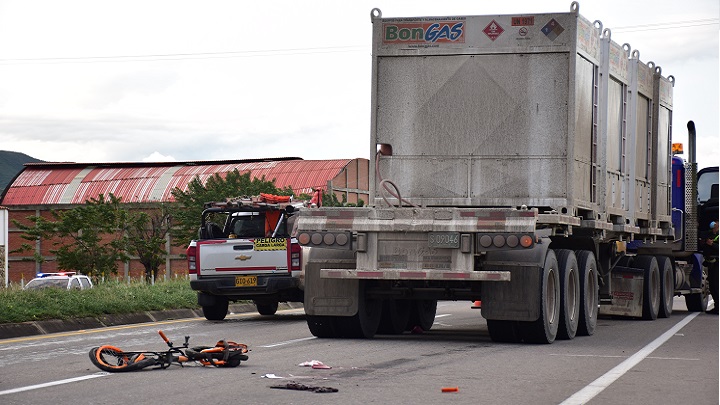 Unidades de la Policía de Tránsito y Transporte llegaron al sitio del accidente a establecer cómo se registró.