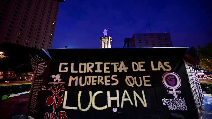 Vista de una estatua en honor a "Mujeres que luchan" colocada por colectivos feministas en la rotonda de la Avenida Paseo de la Reforma, de donde había sido retirada la efigie de Cristóbal Colón, en la Ciudad de México./AFP