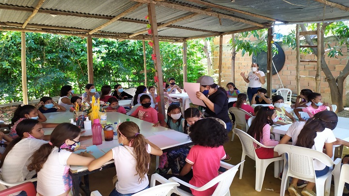 En La Fortaleza, el lugar de encuentro de las niñas es la casa de Maricel, donde tiene adecuado un espacio para que las menores realicen sus actividades. /  Foto: Cortesía / La Opinión 