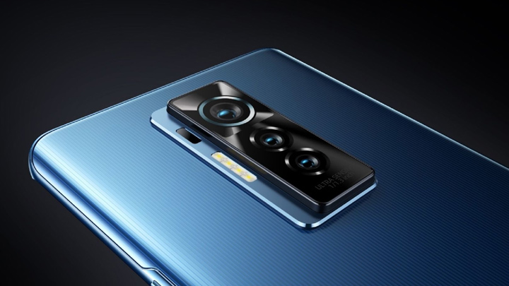 El smartphone tiene un diseño único con la pantalla sin bordes 3D y cámara ultranoche de 50 MP.