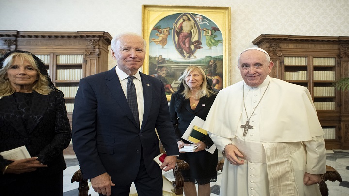 "En el transcurso de sus cordiales conversaciones, se ha hablado del compromiso común con la protección y el cuidado del planeta, publicó el Vaticano. /AFP