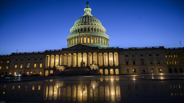 El Senado aprobó por la noche un proyecto de ley que permite aumentar el límite de endeudamiento del país