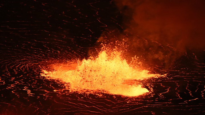 Los científicos continúan monitoreando la erupción y los peligros en el Parque Nacional de los Volcanes de Hawái./AFP