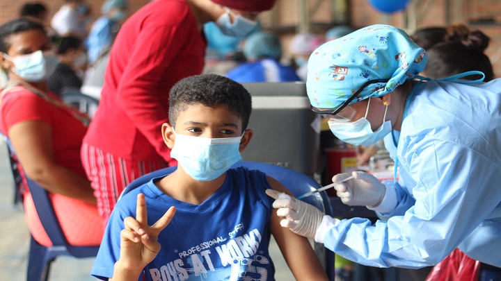 El viernes, 900 menores fueron inmunizados. / Cortesía/ La Opinión 